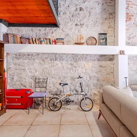 Σπίτι διακοπών Central Stone Loft - 2 Mins Beach - 5 Mins Marina *